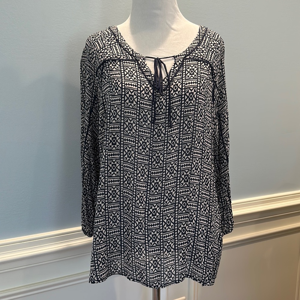 EUC Geometric blue and cream blouse